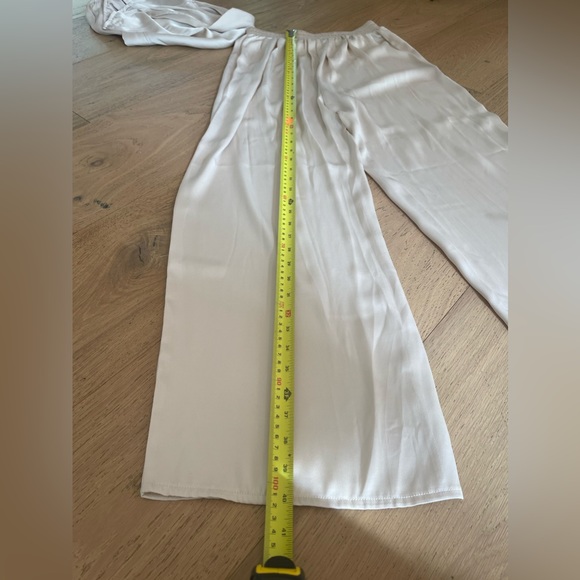 Silky cream coloured set - Picture 6 of 9